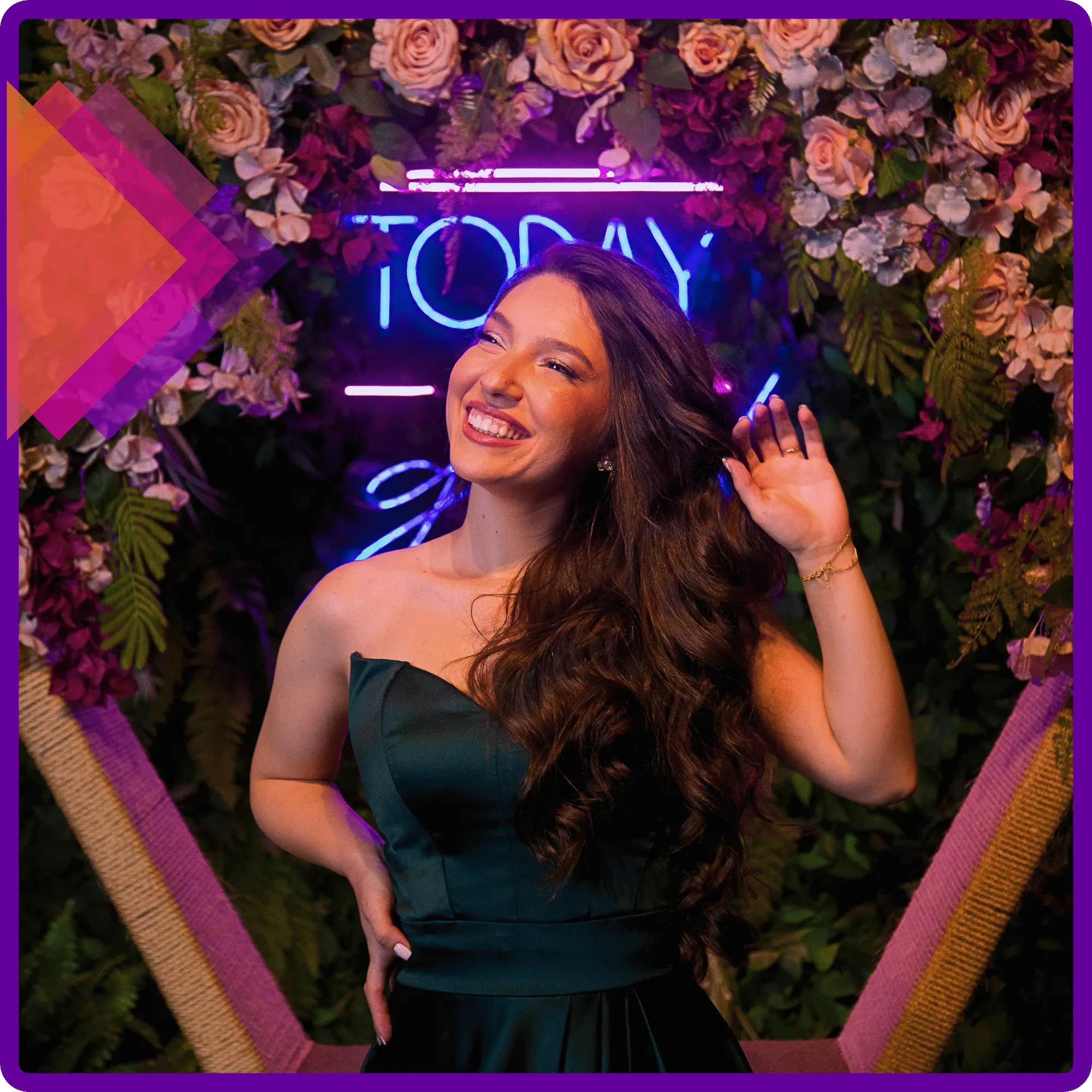 Formanda em vestido de festa posando em cenário decorado com flores e neon para baile de gala