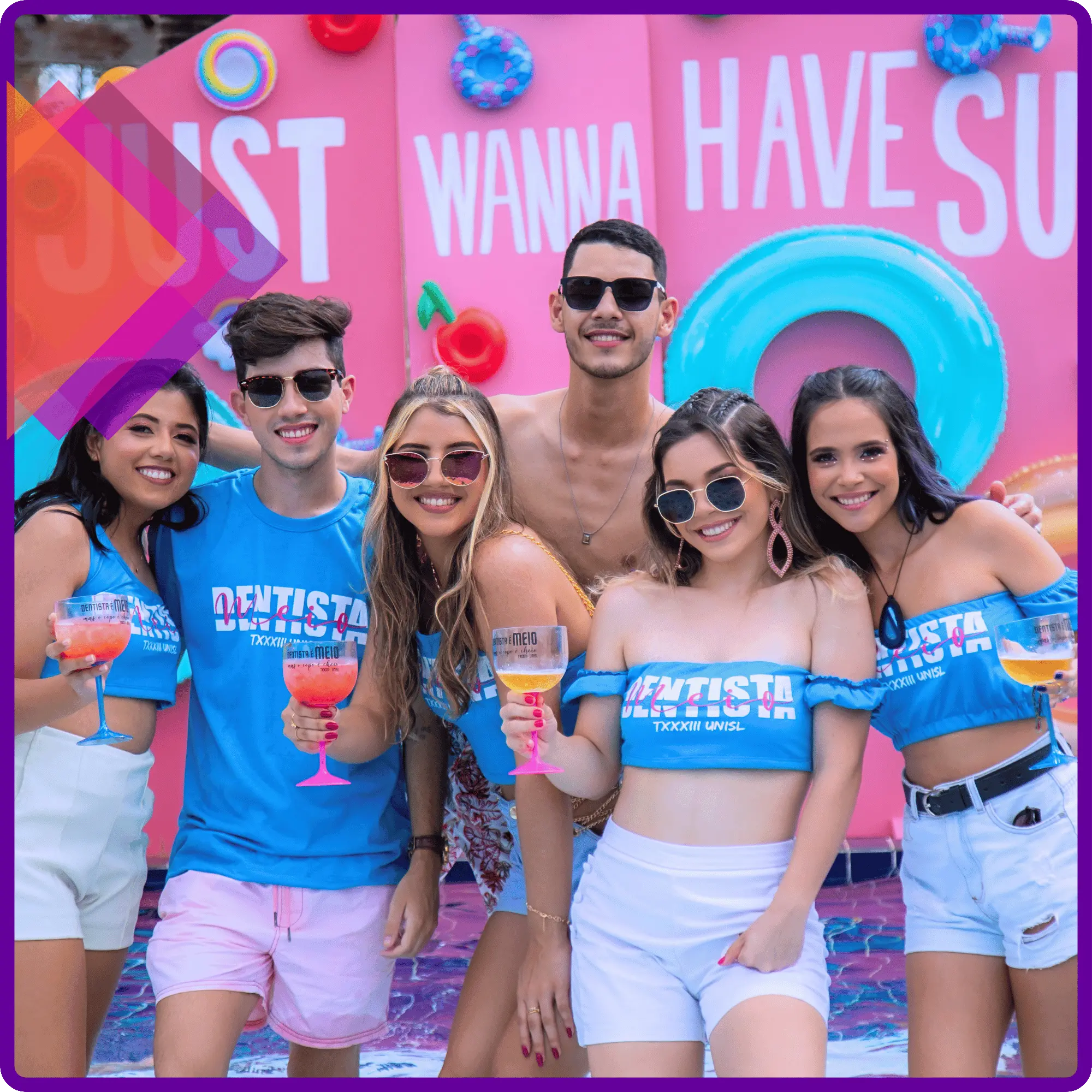 Turma comemorando em pool party de pré-evento de formatura